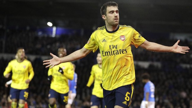 Arsenal lolos ke perempat final Piala FA usai mengalahkan Portsmouth di Stadion Fratton Park, Senin (2/3) waktu setempat.