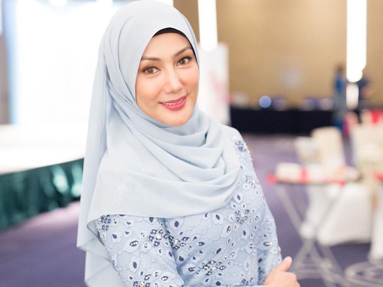 7 Potret Cantik Erra Fazira, Mantan Istri Engku Emran Di tengah ramainya pemberitaan tentang rumah tangga Laudya Cynthia Bella, nama mantan istri Engku Emran, Erra Fariza, ikut diungkit. Lalu seperti apa potretnya?