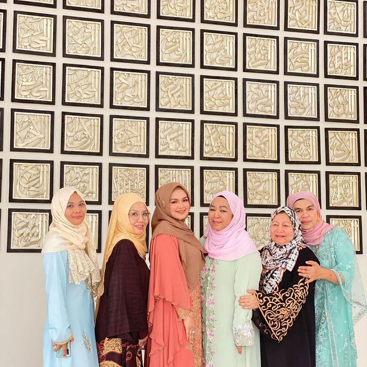 <p>Akhir pekan lalu, Siti Nurhaliza ditemani sang menantu Tya Arifin kondangan ke pesantren Darul Habib di Sukabumi, Jawa Barat.  (Foto: Instagram @ctdk)</p>
