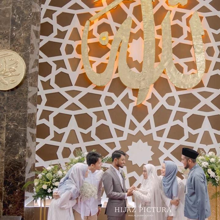 <p>Hadir pula Dimas Seto dan istrinya Dhini Aminarti, serta Dewi Sandra dan suaminya dalam pernikahan Hawaariyyun dan Dena Haura. (Foto: Instagram @benzoitubejo)</p>