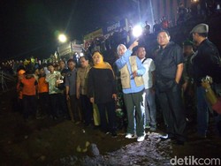 Gubernur Jatim Tinjau Lokasi Ruko Ambruk di Jember Tengah Malam