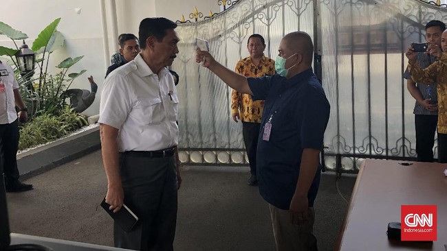 Penjagaan kompleks istana kepresidenan diperketat. Paspampres memindai suhu tubuh tamu yang hendak masuk ke istana.