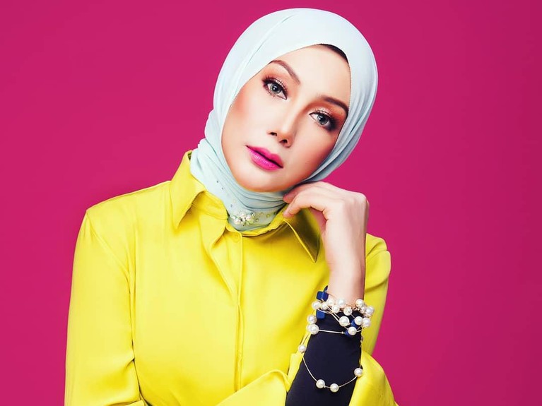 Di tengah ramainya pemberitaan tentang rumah tangga Laudya Cynthia Bella, nama mantan istri Engku Emran, Erra Fariza, ikut diungkit. Lalu seperti apa potretnya?