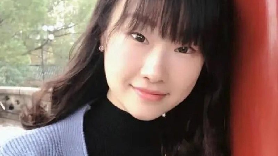 Seorang suster sukarela mengenakan pakaian hamzat dan menuliskan pesan lucu untuk pemerintah China. 