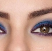 Tips Menggunakan Eyeliner Warna Sesuai Dengan Riasan Wajah