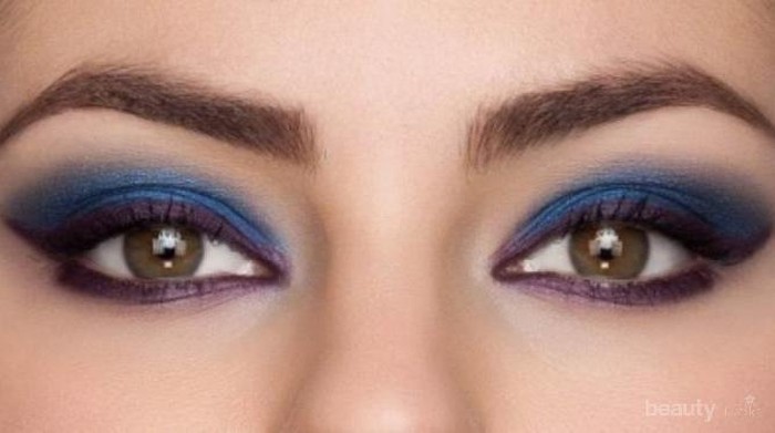 Tips Menggunakan Eyeliner Warna Sesuai Dengan Riasan Wajah