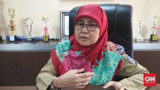 Dinkes Depok melakukan tes SWAB untuk memeriksa cairan tenggorokan 70 pegawai RS Mitra Keluarga yang disebut pernah kontak dengan 2 pasien.