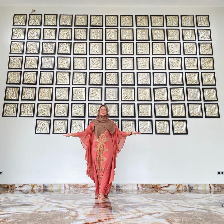 <p>Mengenakan kaftan berwarna oranye, pesona Siti Nurhalizah tak kalah cantik. Meski sudah berusia 41 tahun, tapi penampilannya awet muda. (Foto: Instagram @ctdk)</p>