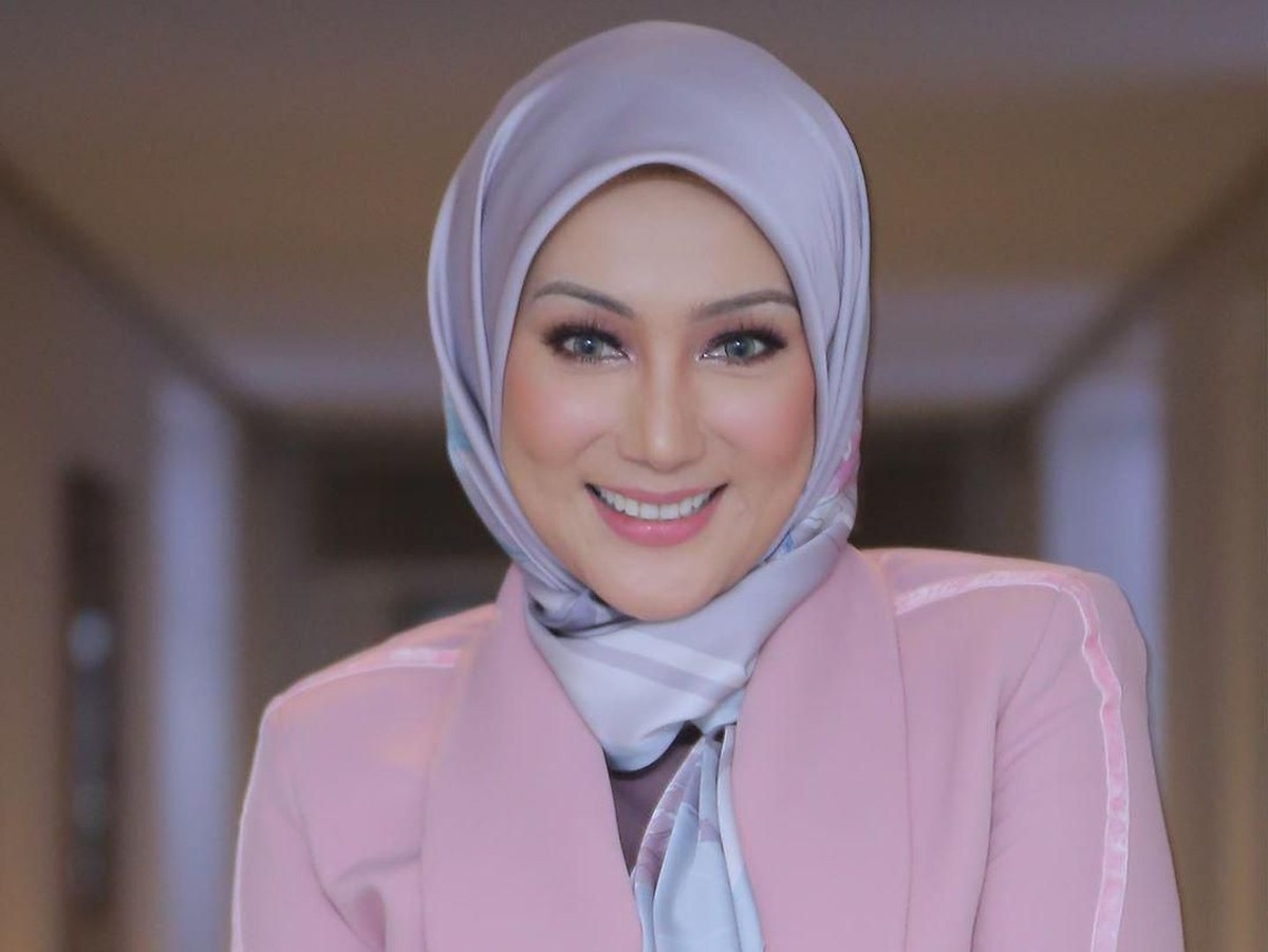 Di tengah ramainya pemberitaan tentang rumah tangga Laudya Cynthia Bella&comma; nama mantan istri Engku Emran&comma; Erra Fariza&comma; ikut diungkit&period; Lalu seperti apa potretnya&quest;