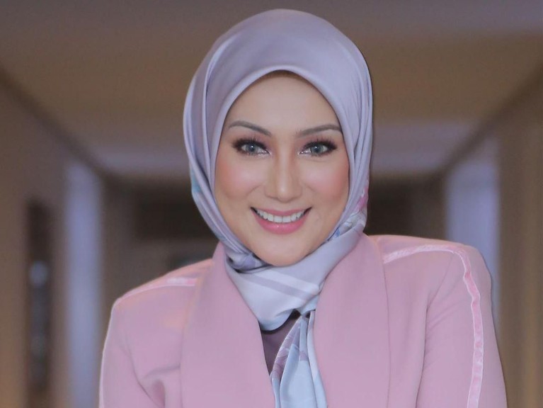 Di tengah ramainya pemberitaan tentang rumah tangga Laudya Cynthia Bella, nama mantan istri Engku Emran, Erra Fariza, ikut diungkit. Lalu seperti apa potretnya?