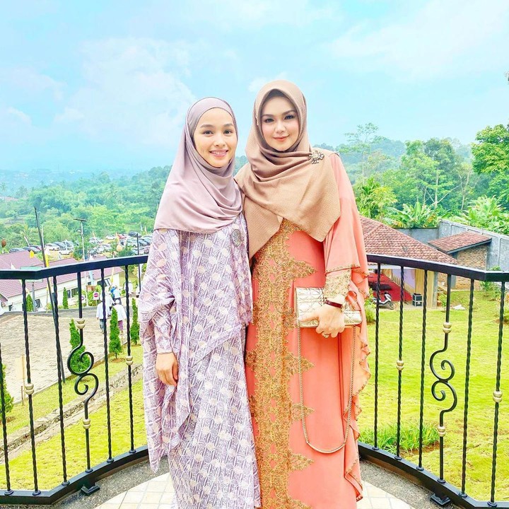 <p>Tya sudah lama menetap di Malaysia, Bun. Baru-baru ini, Bunda dua anak ini berhijrah mengenakan hijab. Tetap cantik ya, dengan abaya batik dan gaya hijab simpel.  (Foto: Instagram @tyaarifinw)</p>