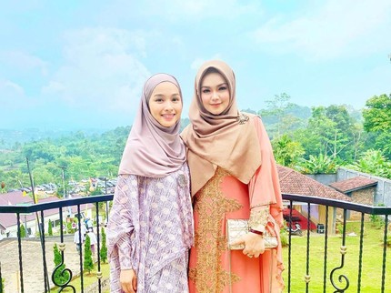 7 Potret Cantiknya Siti Nurhaliza dan Menantu Kondangan ke Sukabumi