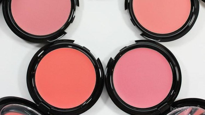 5 Pilihan Warna Blush On yang Tidak Biasa