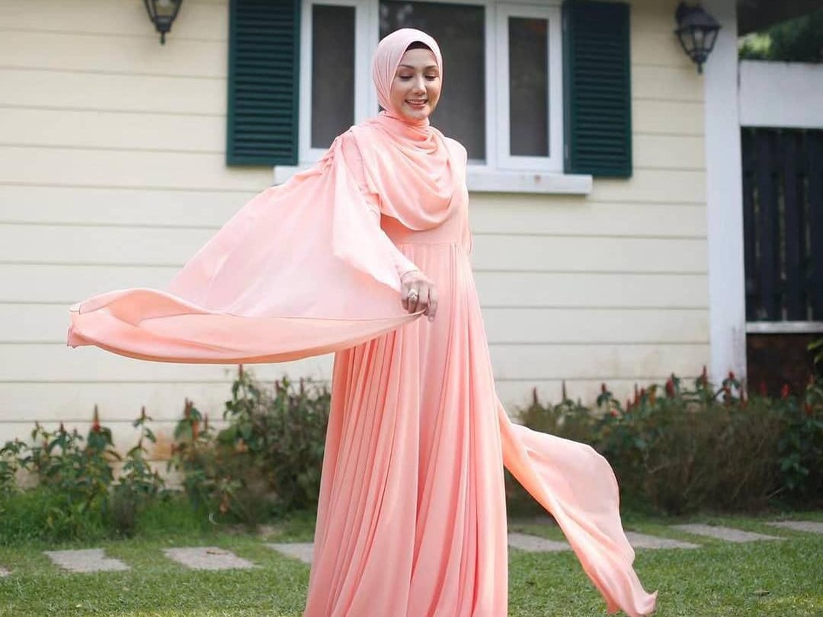 Di tengah ramainya pemberitaan tentang rumah tangga Laudya Cynthia Bella&comma; nama mantan istri Engku Emran&comma; Erra Fariza&comma; ikut diungkit&period; Lalu seperti apa potretnya&quest;