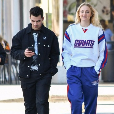 Pakai Mini Dress Sambil Jalan Santai, Perut Buncit Sophie Turner Jadi Sorotan