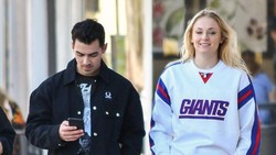 Pakai Mini Dress Sambil Jalan Santai, Perut Buncit Sophie Turner Jadi Sorotan