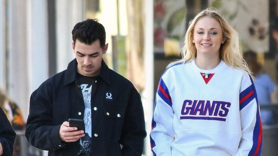 Isu Hamil Sophie  Turner dan Joe Jonas Ketahuan Belanja 