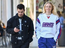 Pakai Mini Dress Sambil Jalan Santai, Perut Buncit Sophie Turner Jadi Sorotan