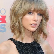 Miliki 5 Gaya dalam 1 Potongan Rambut Medium ala Taylor Swift