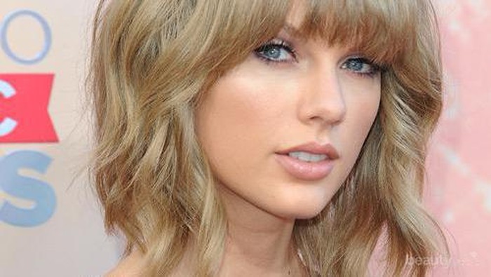 Miliki 5 Gaya dalam 1 Potongan Rambut Medium ala Taylor Swift