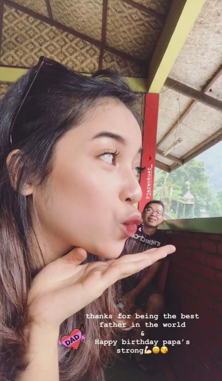 Sweet! Potret Kompak Jarwo Kwat Bersama Istri dan 2 Putri Cantiknya