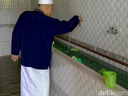 Polisi Cek Sumur Tua Sumber Air Hijau Seperti Sirup di Masjid Pekalongan
