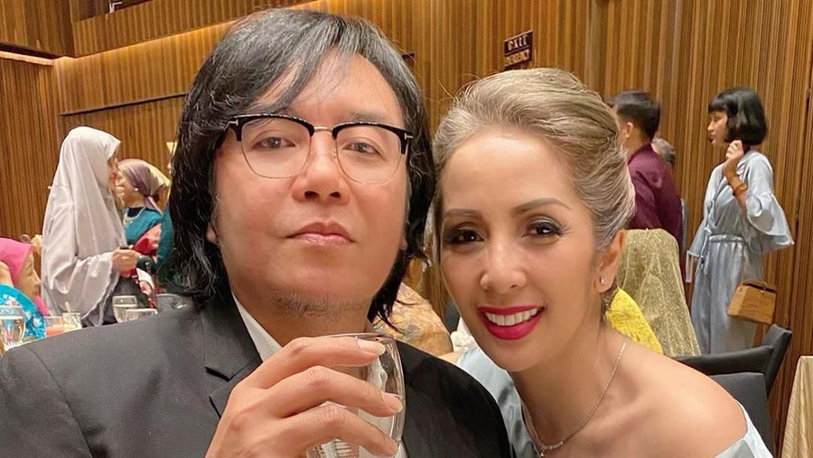 Gelar Pernikahan Sederhana, Ari Lasso: Saat Itu Gak Punya Uang Ari Lasso gelar pernikahannya dengan istri secara diam-diam karena tidak punya uang dan dihadiri oleh 20 orang.