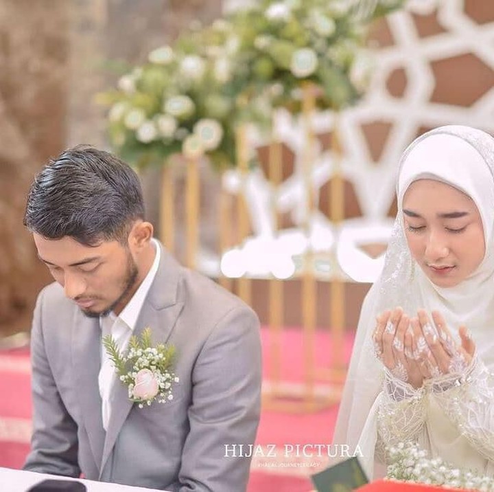 <p>Pernikahan keduanya terlihat sakral dan hanya dihadiri teman dan kerabat. (Foto: Instagram: @hawaariyyun)</p>
