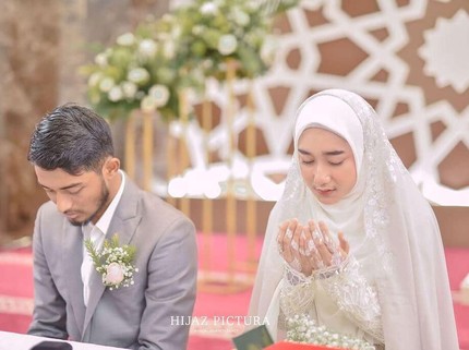 7 Foto Pernikahan Sakral Ustaz Tampan Hawaariyyun dan Dena Haura
