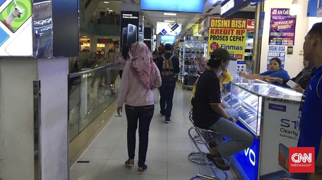 Kadisperdagin Depok menyatakan walau mal atau pusat perbelanjaan tutup dua pekan, pasar modern alias supermarket yang berada di dalamnya tetap beroperasi.