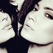 Gaya Makeup Unik ala Demi Lovato Dengan Aksen Warna Biru