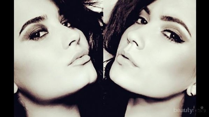 Gaya Makeup Unik ala Demi Lovato Dengan Aksen Warna Biru