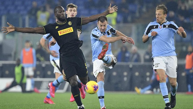 Lazio's Romanian defender Stefan Radu (C) clears the ball under pressure from Inter Milan's Belgian forward Romelu Lukaku (L) during the Italian Serie A football match Lazio Rome vs Inter Milan on February 16, 2020 at the Olympic stadium in Rome. (Photo by Filippo MONTEFORTE / AFP)