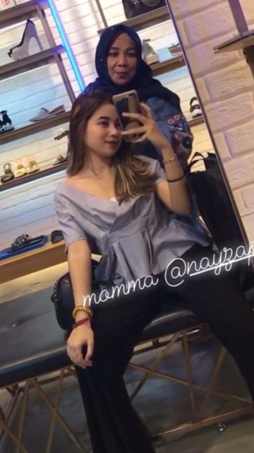 Sweet Potret Kompak Jarwo Kwat Bersama Istri Dan 2 Putri Cantiknya Foto 4