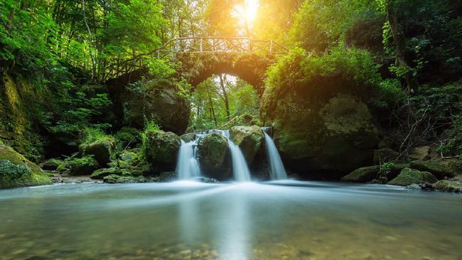 Wisata air terjun di Bogor berikut sudah cukup tersohor di kalangan wisatawan. Jika ingin bersantai sekaligus melepas penat, coba sesekali main ke curug ini.