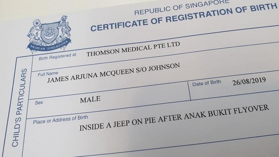 Akta kelahiran seorang bayi di Singapura tertulis di dalam sebuah mobil Jeep.