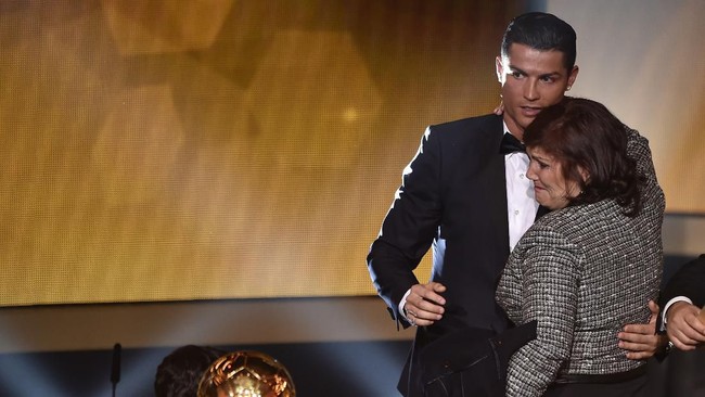Real Madrid and Portugal forward Cristiano Ronaldo (2nd L) hugs his mother Dolores Aveiro (R) after receiving the 2014 FIFA Ballon d'Or award ceremony at the Kongresshaus in Zurich on January 12, 2015.  AFP PHOTO / FABRICE COFFRINI (Photo by FABRICE COFFRINI / AFP)