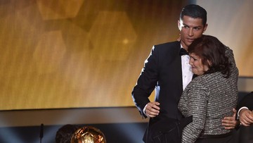 Ronaldo Marah ke Penyelenggara Ballon d'Or Karena Kebohongan Besar Cristiano Ronaldo marah kepada Pemimpin Redaksi France Football, Pascal Ferre, selaku penyelenggara Ballon d'Or yang telah melakukan kebohongan besar.