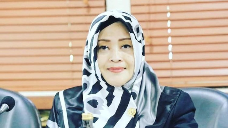 Anggota DPD RI asal DKI Jakarta Fahira Idris dilaporkan ke polisi atas tuduhan penyebaran hoax soal virus Corona&period; Berikut sosok Fahira&comma; Bun&period;