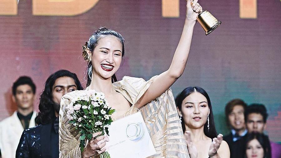 Dapat Penghargaani di Dunia Modelling Internasional Profil pemenang Puteri Indonesia 2020, Rr. Ayu Maulida.