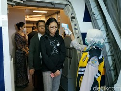Penumpang dari Singapura-Malaysia Diperiksa Thermo Gun di Juanda
