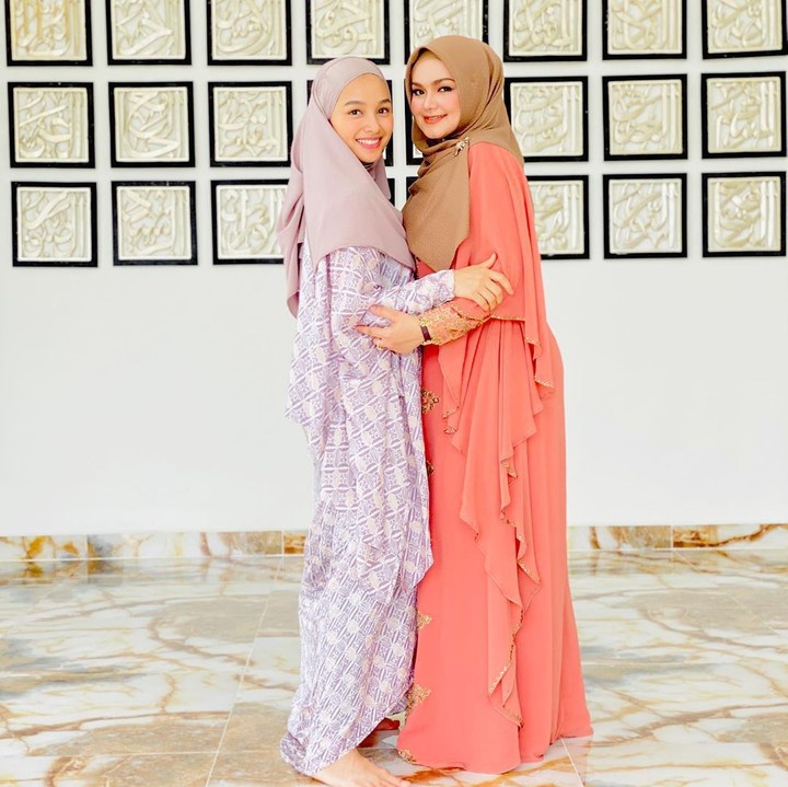 7 Potret Cantiknya Siti Nurhaliza dan Menantu Kondangan ke Sukabumi