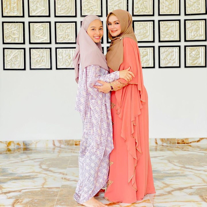 <p>Bunda masih ingat Tya Arifin kan? Artis asal Palembang ini dulu terkenal lewat sinetron Preman Pensiun. Namanya mulai meredup saat menikah dengan anak sambung Siti Nurhaliza. (Foto: Instagram @ctdk)</p>