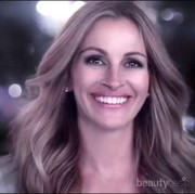 Julia Roberts Dengan Gaun Lebih Dari 700 Swarovski di Iklan Lancome