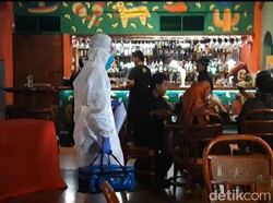 Video Pakai Baju Khusus, Dinkes DKI Sterilisasi Restoran Amigos