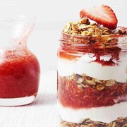 Resep: Strawberry Granola Yogurt Parfait