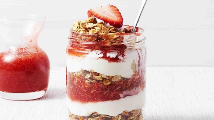 Resep: Strawberry Granola Yogurt Parfait