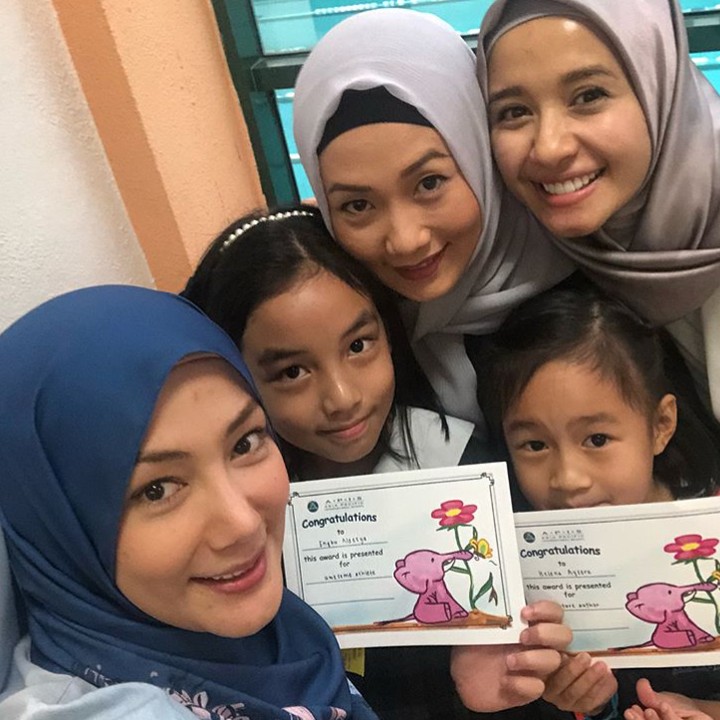<p> Keduanya akrab banget. (Foto: instagram/@errafazira)</p>