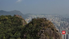 VIDEO: Hindari Tertular Corona, Warga Hong Kong Mendaki Bukit