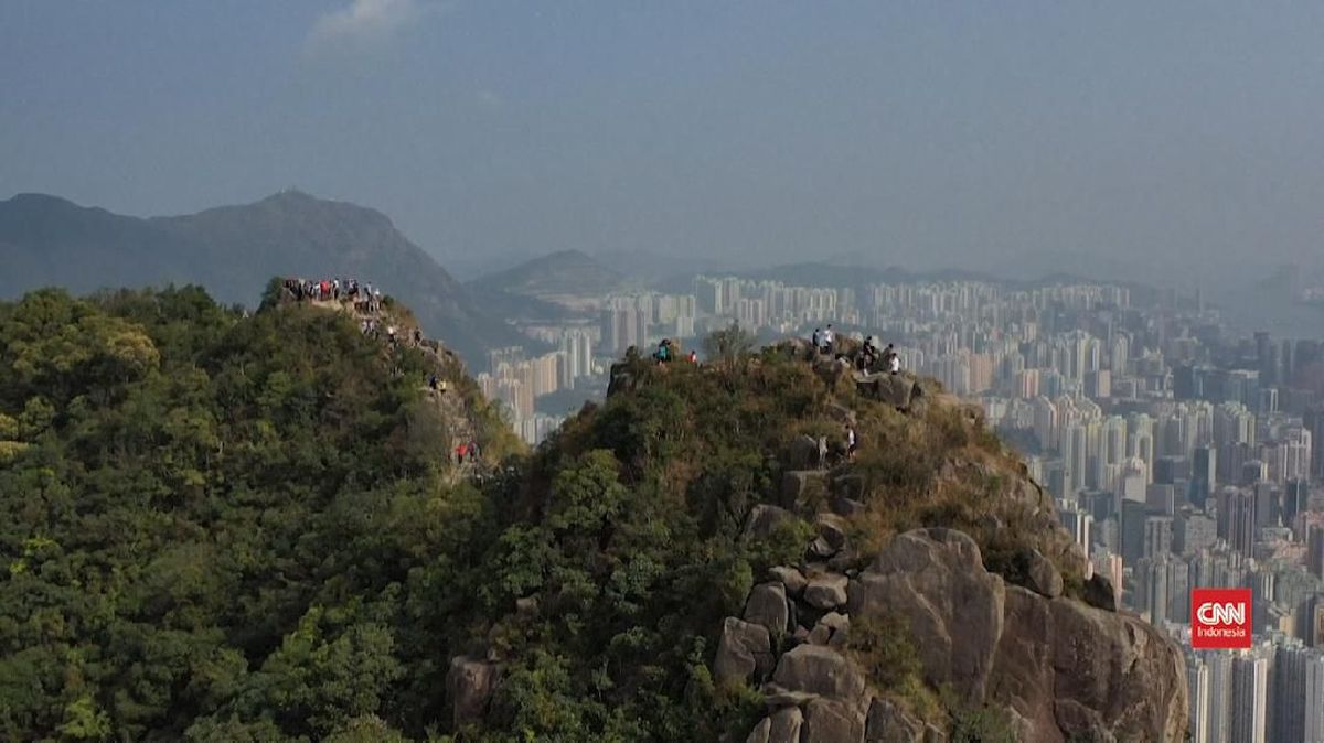 VIDEO: Hindari Tertular Corona, Warga Hong Kong Mendaki Bukit